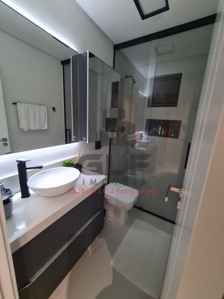 Apartamento Quadra Mar na cidade de Itapema/SC, no bairro Centro, com 2 Quartos, sendo 1 suíte e 1 Vagas de Garagem. Localização Privilegiada.