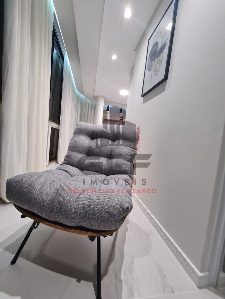 Apartamento Quadra Mar na cidade de Itapema/SC, no bairro Centro, com 2 Quartos, sendo 1 suíte e 1 Vagas de Garagem. Localização Privilegiada.