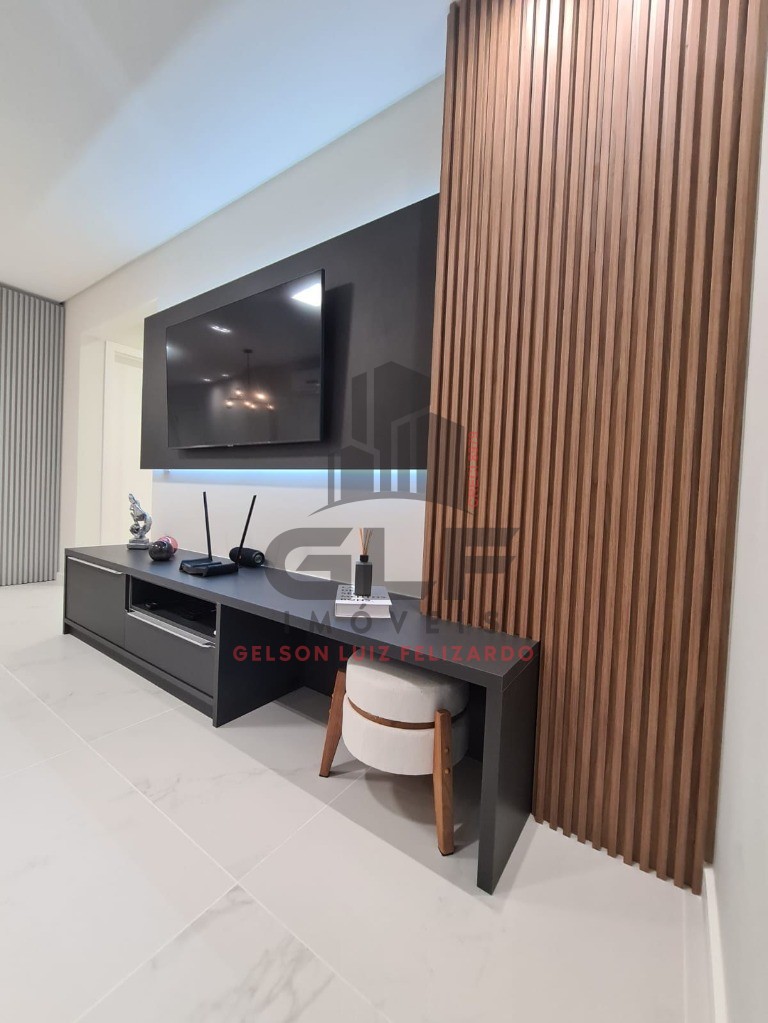 Apartamento Quadra Mar na cidade de Itapema/SC, no bairro Centro, com 2 Quartos, sendo 1 suíte e 1 Vagas de Garagem. Localização Privilegiada.