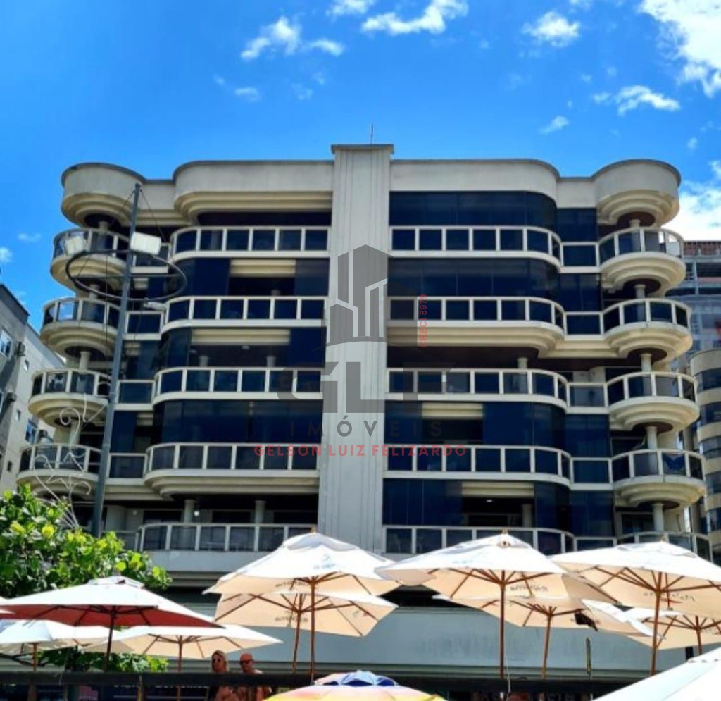 Apartamento Quadra Mar na cidade de Itapema/SC, no bairro Centro, com 2 Quartos, sendo 1 suíte e 1 Vagas de Garagem. Localização Privilegiada.