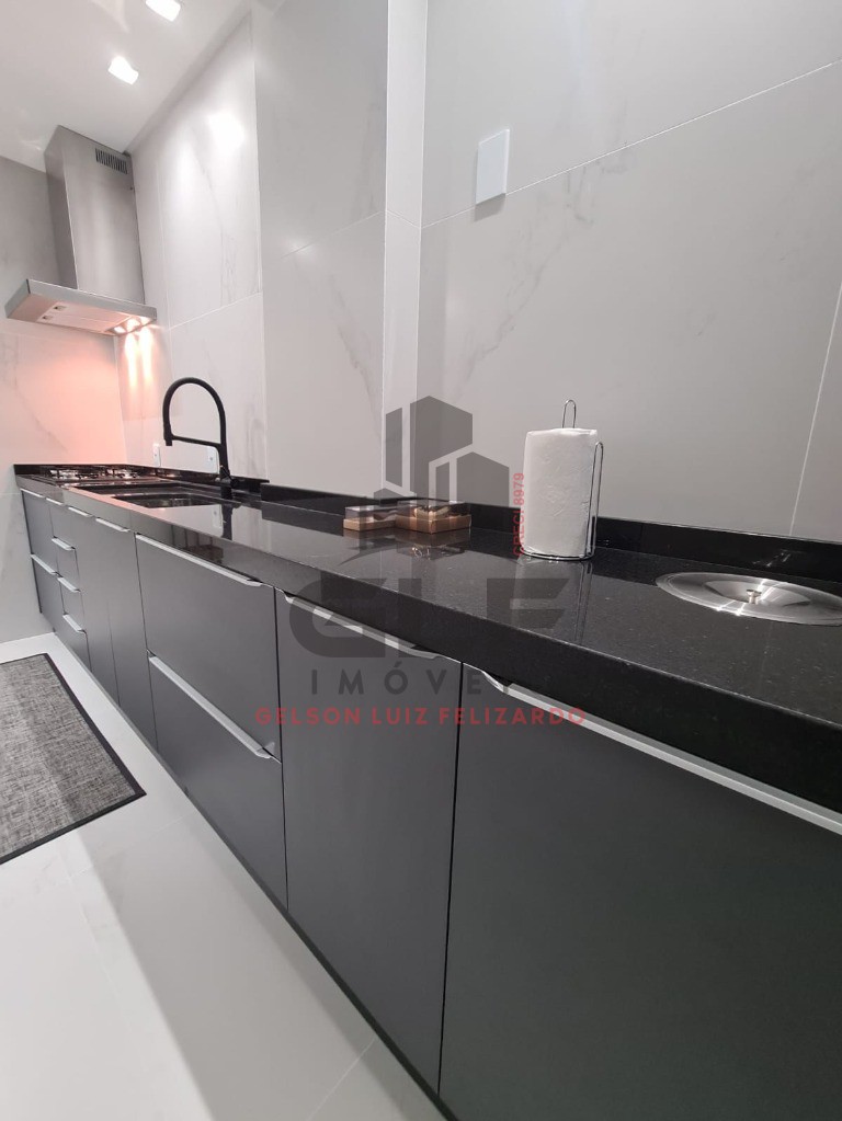 Apartamento Quadra Mar na cidade de Itapema/SC, no bairro Centro, com 2 Quartos, sendo 1 suíte e 1 Vagas de Garagem. Localização Privilegiada.