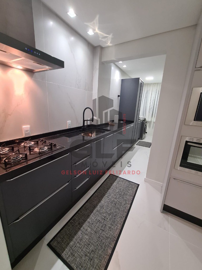Apartamento Quadra Mar na cidade de Itapema/SC, no bairro Centro, com 2 Quartos, sendo 1 suíte e 1 Vagas de Garagem. Localização Privilegiada.