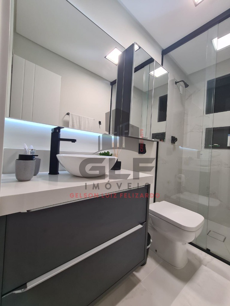 Apartamento Quadra Mar na cidade de Itapema/SC, no bairro Centro, com 2 Quartos, sendo 1 suíte e 1 Vagas de Garagem. Localização Privilegiada.