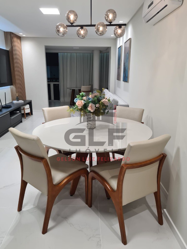 Apartamento Quadra Mar na cidade de Itapema/SC, no bairro Centro, com 2 Quartos, sendo 1 suíte e 1 Vagas de Garagem. Localização Privilegiada.