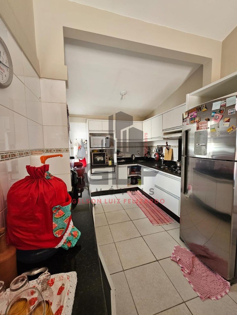 Casa Mobiliada na cidade de Itapema/SC, Bairro Várzea em Condomínio Fechado, Com 3 Quartos, sendo 1 suíte e 2 vagas de garagem. Boa Localização.