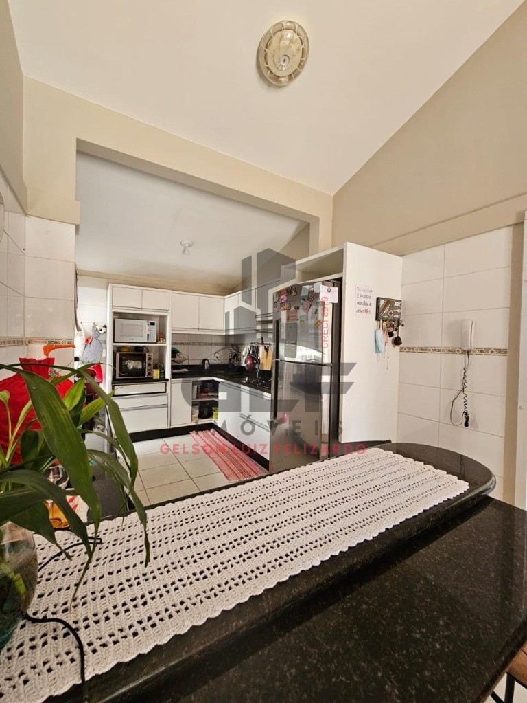 Casa Mobiliada na cidade de Itapema/SC, Bairro Várzea em Condomínio Fechado, Com 3 Quartos, sendo 1 suíte e 2 vagas de garagem. Boa Localização.