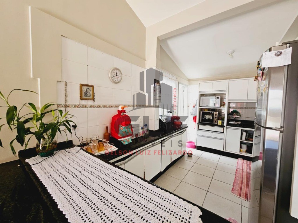 Casa Mobiliada na cidade de Itapema/SC, Bairro Várzea em Condomínio Fechado, Com 3 Quartos, sendo 1 suíte e 2 vagas de garagem. Boa Localização.