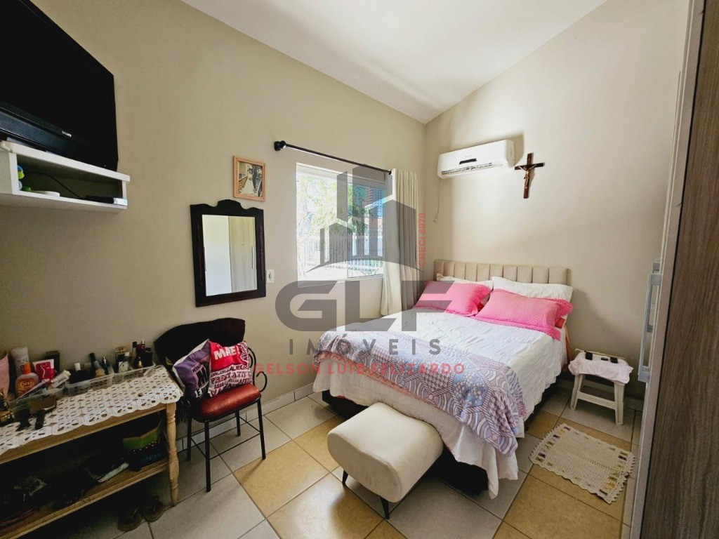 Casa Mobiliada na cidade de Itapema/SC, Bairro Várzea em Condomínio Fechado, Com 3 Quartos, sendo 1 suíte e 2 vagas de garagem. Boa Localização.