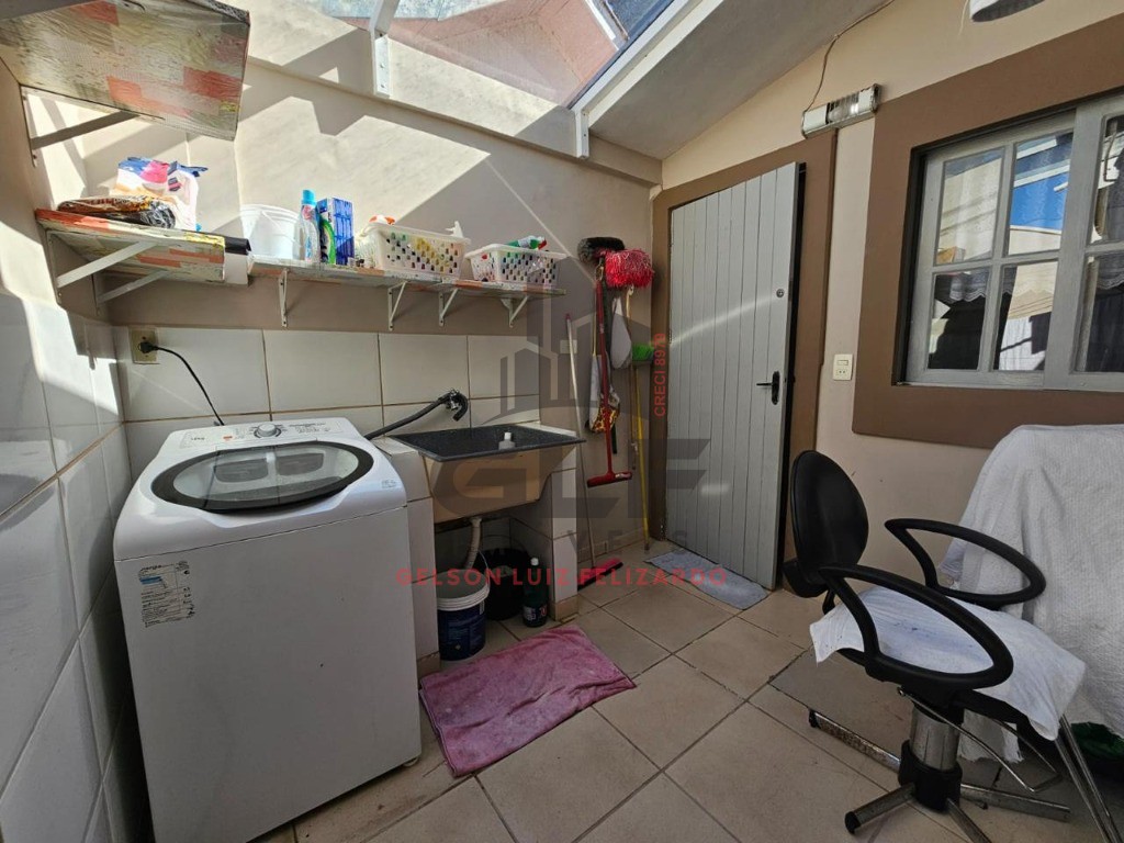 Casa Mobiliada na cidade de Itapema/SC, Bairro Várzea em Condomínio Fechado, Com 3 Quartos, sendo 1 suíte e 2 vagas de garagem. Boa Localização.