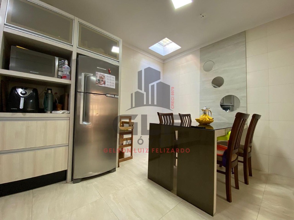 Casa Mobiliada em Itapema/SC, no bairro Meia Praia. Com 3 Dormitórios e 100m². Bem localizada a 300m do mar