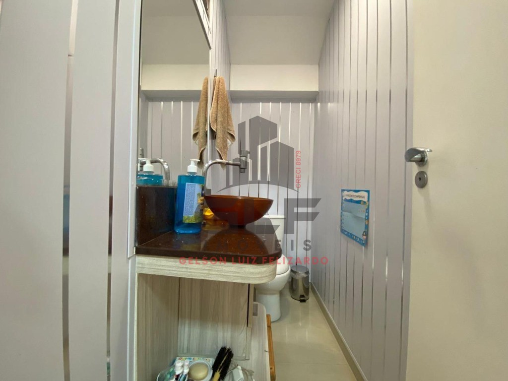 Casa Mobiliada em Itapema/SC, no bairro Meia Praia. Com 3 Dormitórios e 100m². Bem localizada a 300m do mar