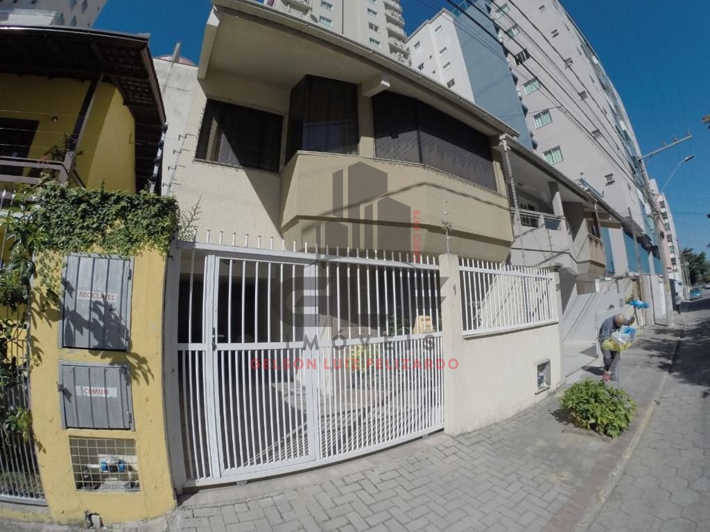 Casa Mobiliada em Itapema/SC, no bairro Meia Praia. Com 3 Dormitórios e 100m². Bem localizada a 300m do mar