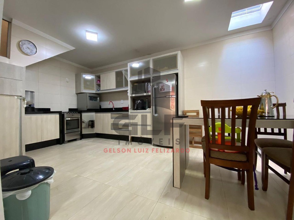 Casa Mobiliada em Itapema/SC, no bairro Meia Praia. Com 3 Dormitórios e 100m². Bem localizada a 300m do mar