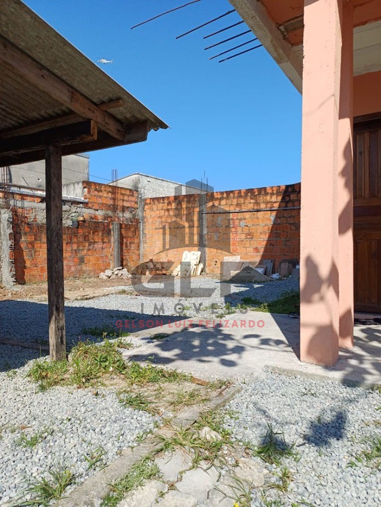 Condomínio com 6 kitnets em Itapema/SC no bairro Morretes. Terreno com 303,75m². Fundação pronta para construir mais 4 apartamentos ou até 8 kitnets,