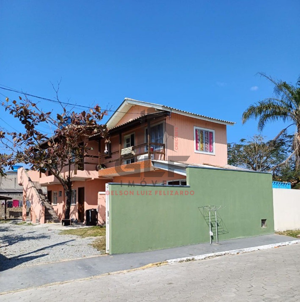 Condomínio com 6 kitnets em Itapema/SC no bairro Morretes. Terreno com 303,75m². Fundação pronta para construir mais 4 apartamentos ou até 8 kitnets,