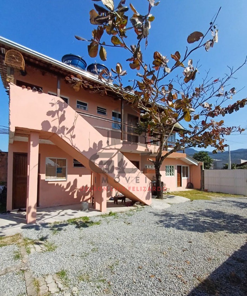 Condomínio com 6 kitnets em Itapema/SC no bairro Morretes. Terreno com 303,75m². Fundação pronta para construir mais 4 apartamentos ou até 8 kitnets,