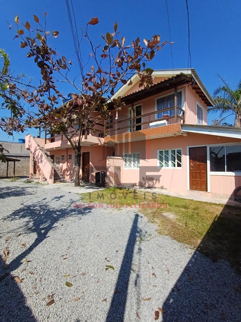 Condomínio com 6 kitnets em Itapema/SC no bairro Morretes. Terreno com 303,75m². Fundação pronta para construir mais 4 apartamentos ou até 8 kitnets,