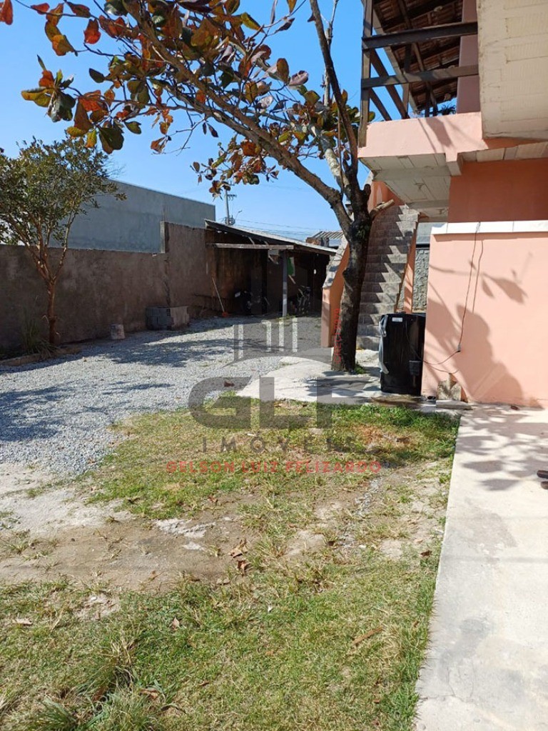 Condomínio com 6 kitnets em Itapema/SC no bairro Morretes. Terreno com 303,75m². Fundação pronta para construir mais 4 apartamentos ou até 8 kitnets,
