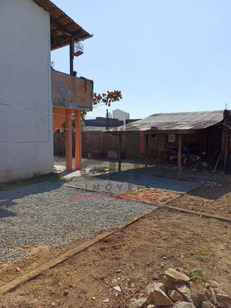 Condomínio com 6 kitnets em Itapema/SC no bairro Morretes. Terreno com 303,75m². Fundação pronta para construir mais 4 apartamentos ou até 8 kitnets,