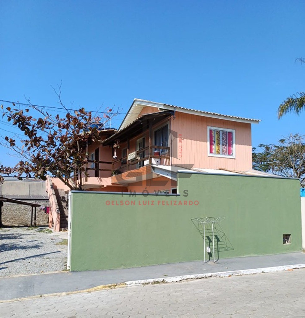 Condomínio com 6 kitnets em Itapema/SC no bairro Morretes. Terreno com 303,75m². Fundação pronta para construir mais 4 apartamentos ou até 8 kitnets,
