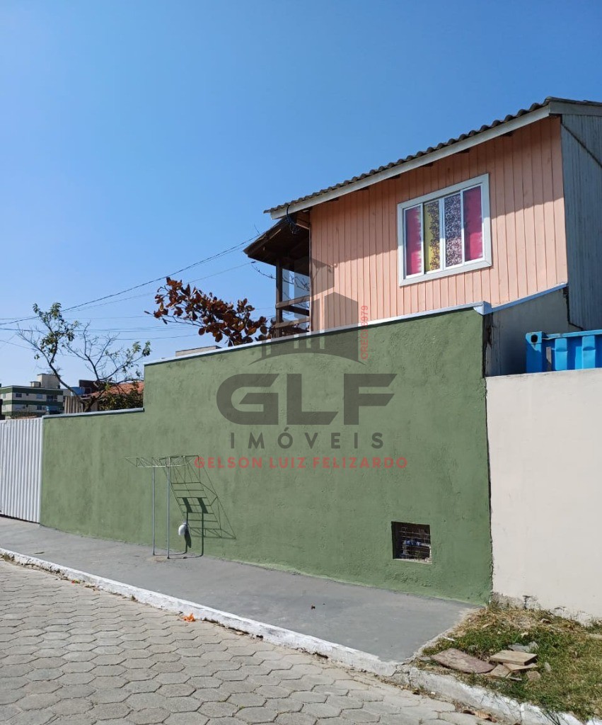 Condomínio com 6 kitnets em Itapema/SC no bairro Morretes. Terreno com 303,75m². Fundação pronta para construir mais 4 apartamentos ou até 8 kitnets,