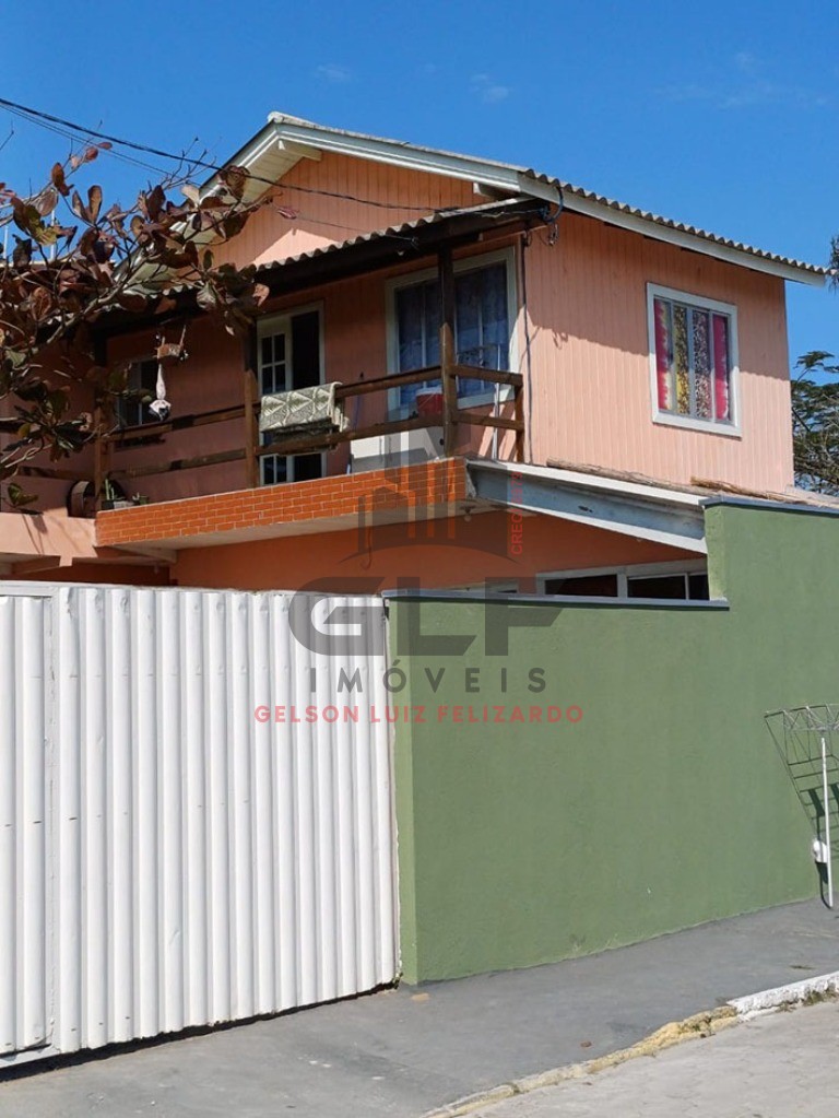 Condomínio com 6 kitnets em Itapema/SC no bairro Morretes. Terreno com 303,75m². Fundação pronta para construir mais 4 apartamentos ou até 8 kitnets,