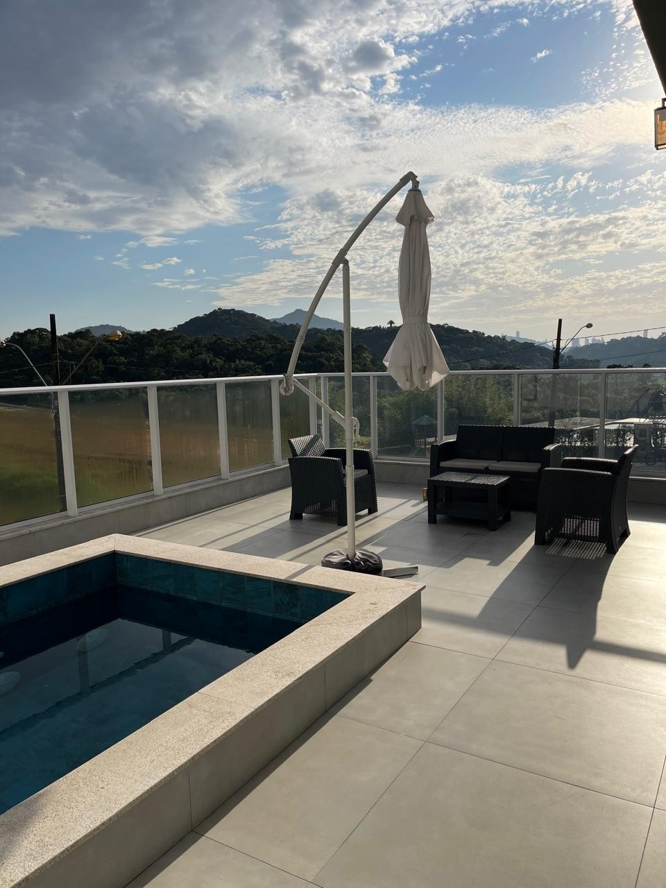 Casa Sobrado de Alto Padrão Pronta para Morar em Condomínio na cidade de Camboriú/SC, bairro Centro, com 402m², 3 Dormitórios sendo 3 Suítes.