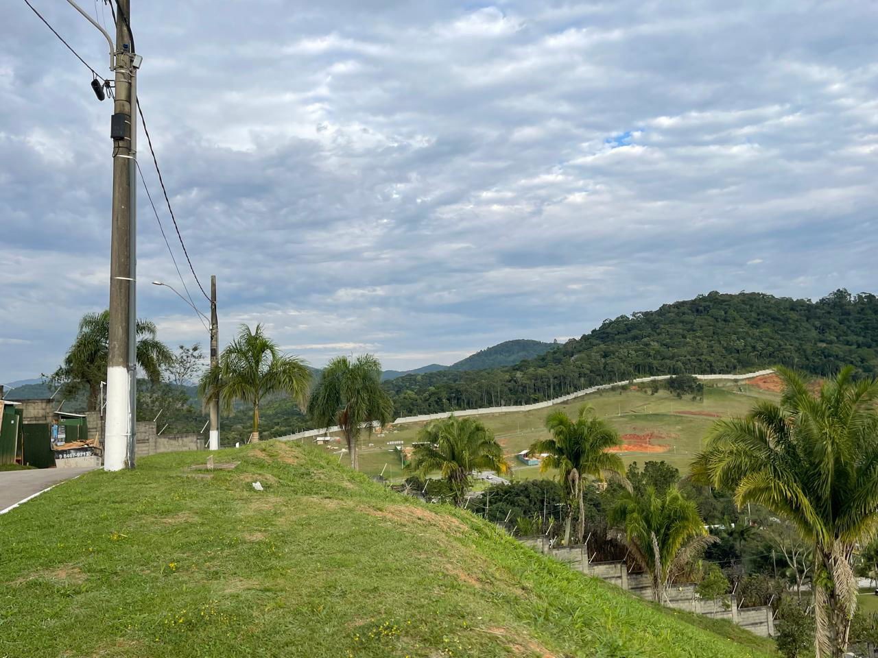 Casa Sobrado de Alto Padrão Pronta para Morar em Condomínio na cidade de Camboriú/SC, bairro Centro, com 402m², 3 Dormitórios sendo 3 Suítes.