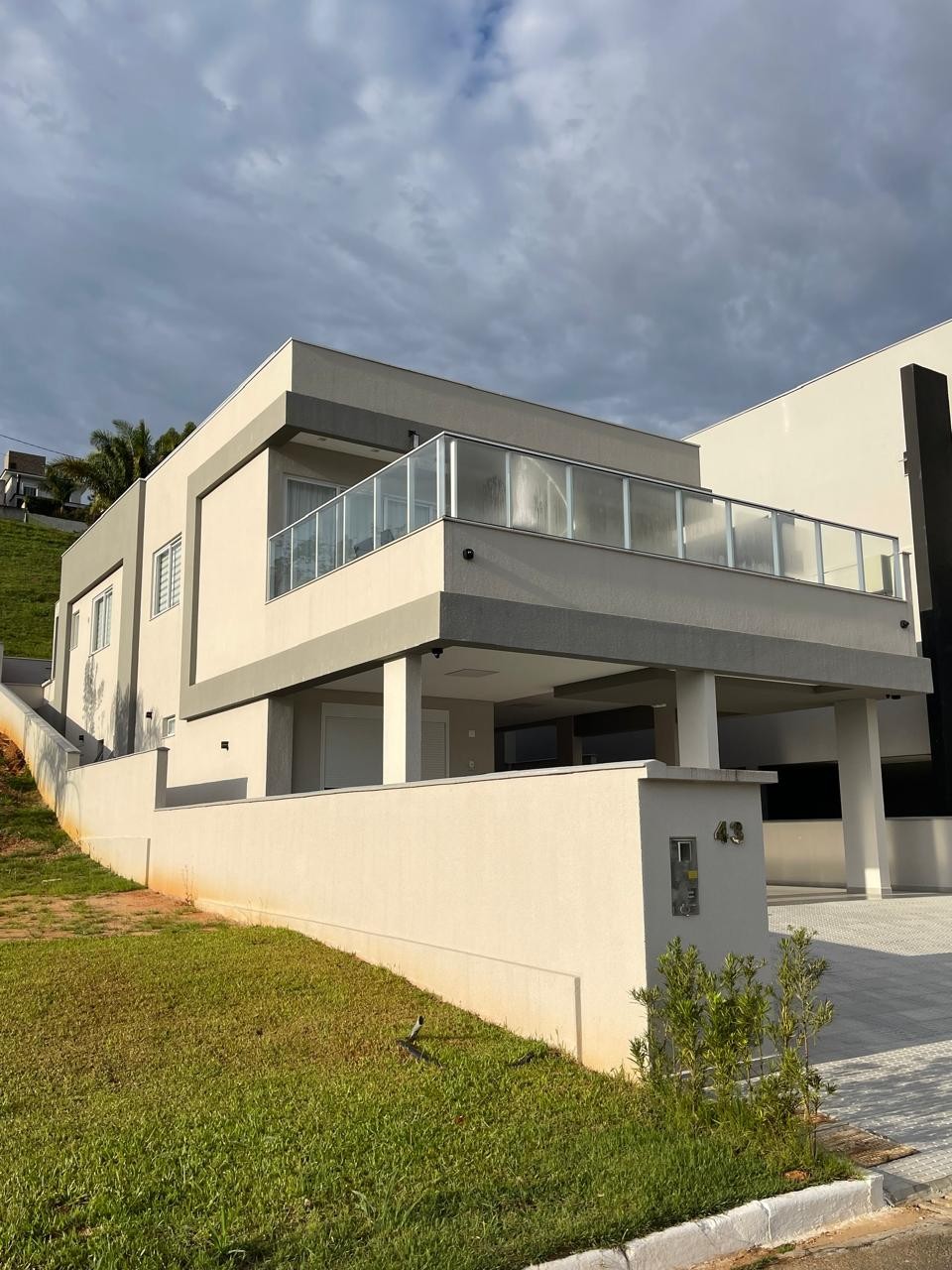 Casa sobrado de alto padrão pronta para morar em condomínio 