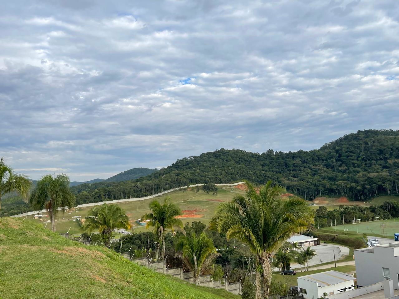 Casa Sobrado de Alto Padrão Pronta para Morar em Condomínio na cidade de Camboriú/SC, bairro Centro, com 402m², 3 Dormitórios sendo 3 Suítes.