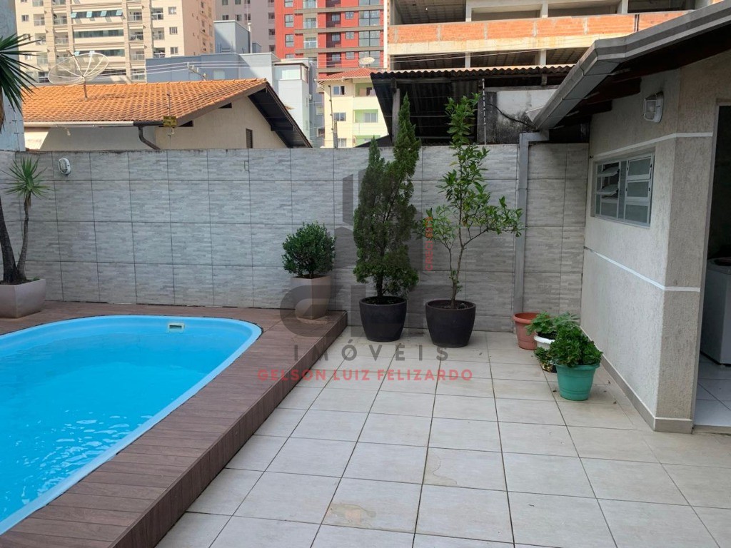 Casa Pronta a 580 metros do Mar em Itapema/SC, bairro Morretes, com 4 Qtos, aceito apartamento no negócio, possui piscina, pebolim, sinuca