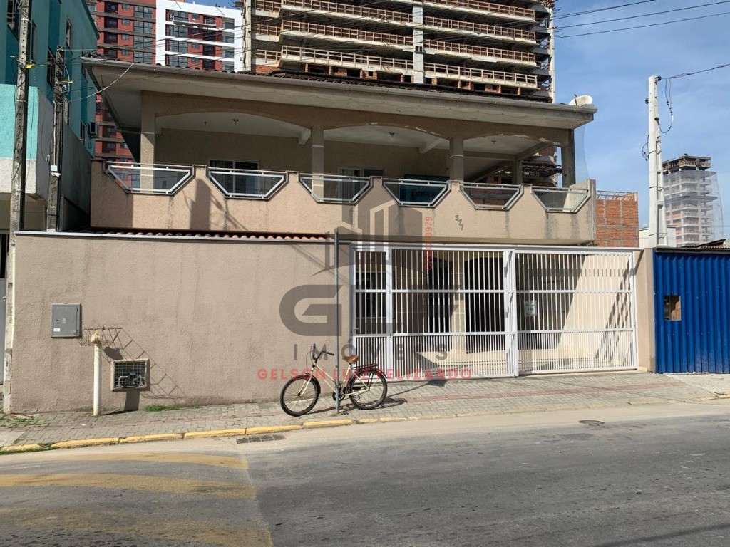 Casa Pronta a 580 metros do Mar em Itapema/SC, bairro Morretes, com 4 Qtos, aceito apartamento no negócio, possui piscina, pebolim, sinuca