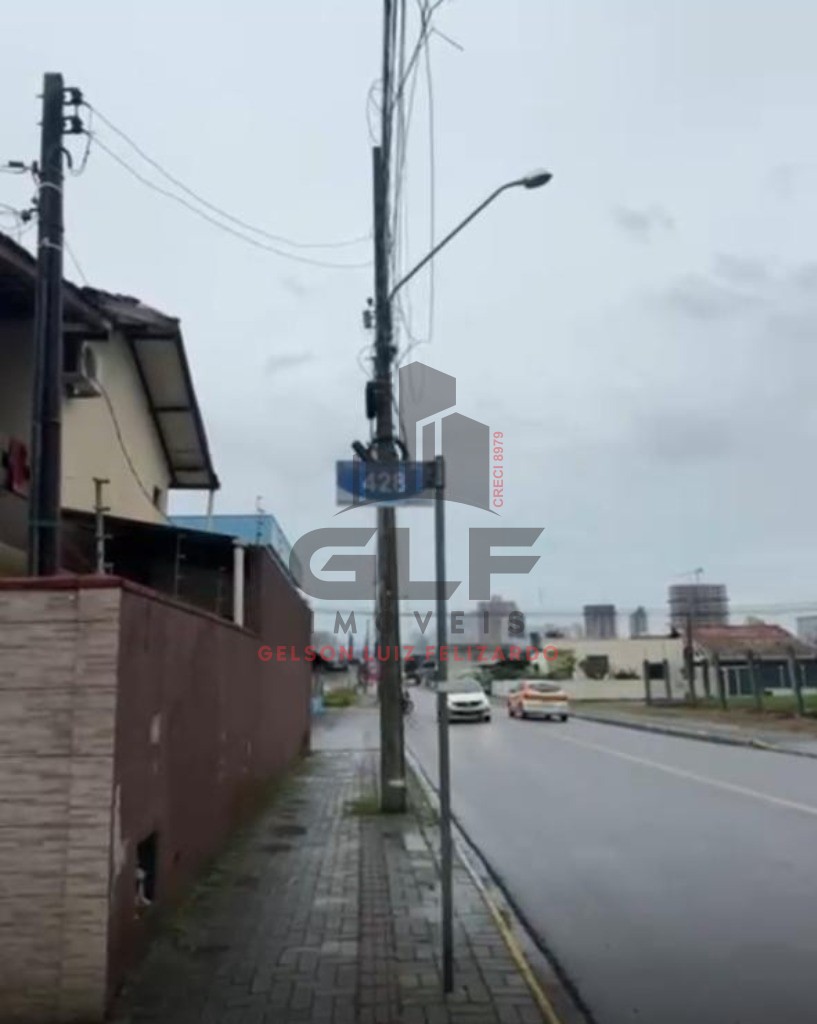 Barbada Casa de Alvenaria em Itapema/SC no bairro Morretes Área total de 300m². Ótima localização a apenas 900m do mar.