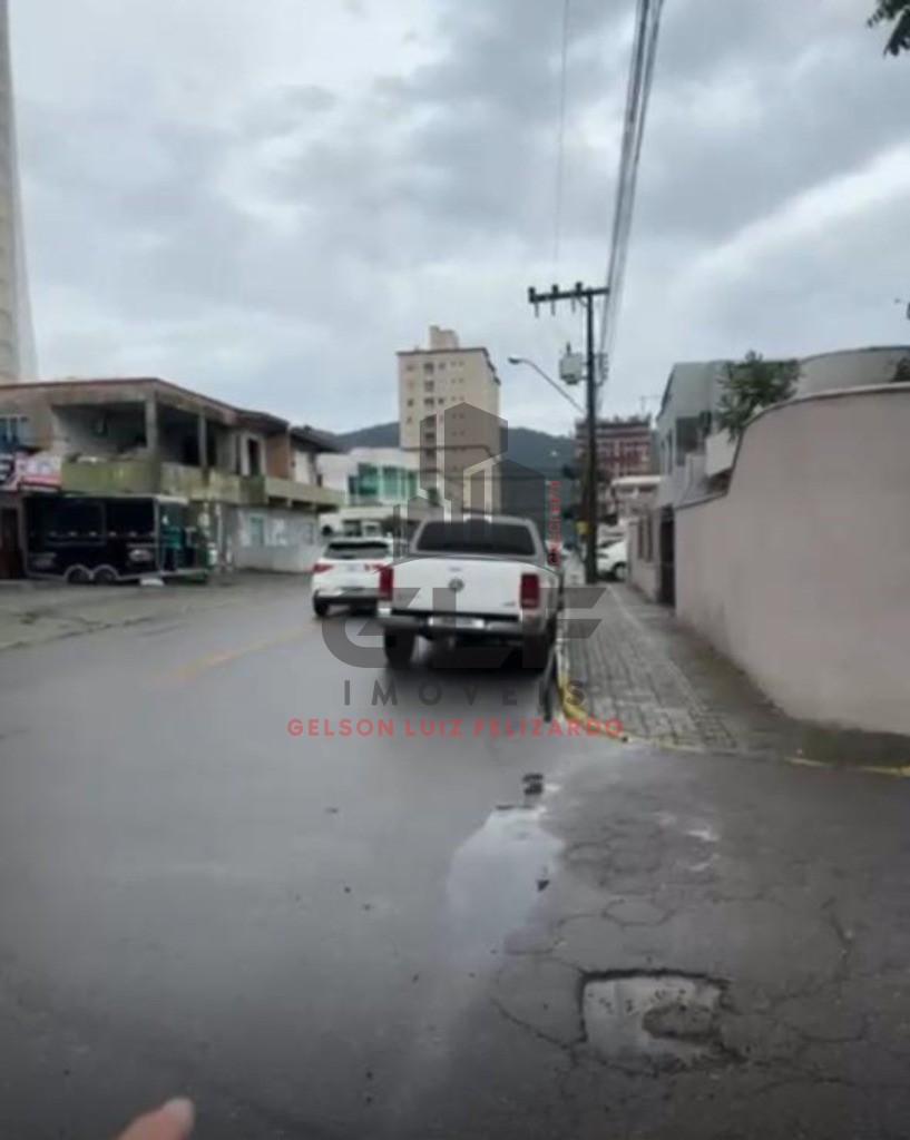 Barbada Casa de Alvenaria em Itapema/SC no bairro Morretes Área total de 300m². Ótima localização a apenas 900m do mar.
