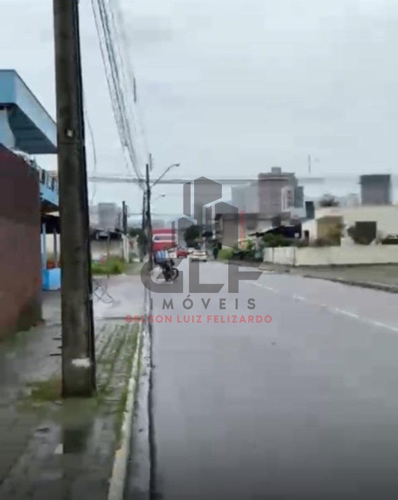Barbada Casa de Alvenaria em Itapema/SC no bairro Morretes Área total de 300m². Ótima localização a apenas 900m do mar.
