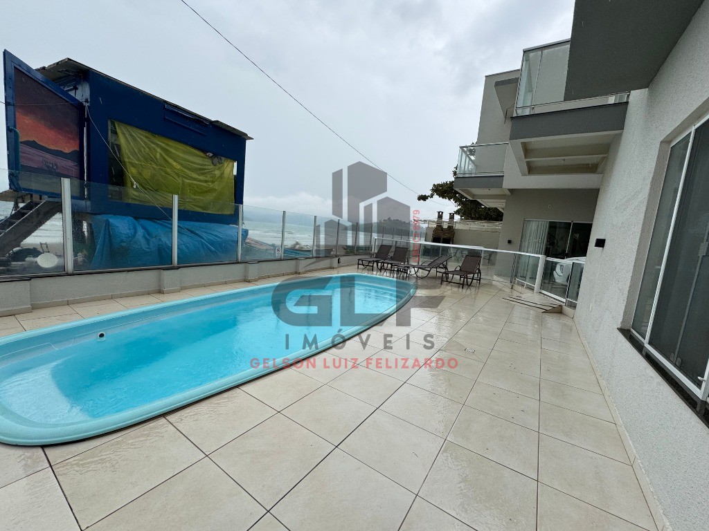 Sobrado Alto Padrão Frente Mar à venda na cidade de Porto Belo/SC, Casa com 3 Suítes e 1 Vaga de Garagem. Bem Localizada