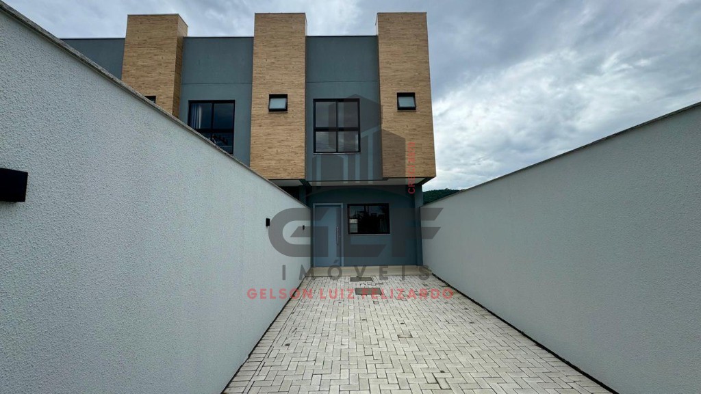 Casa Sobrado Geminado Pronto à venda na cidade de Itapema/SC no bairro Morretes, com 2 Suítes e 2 Vagas de Garagem. Bem Localizado