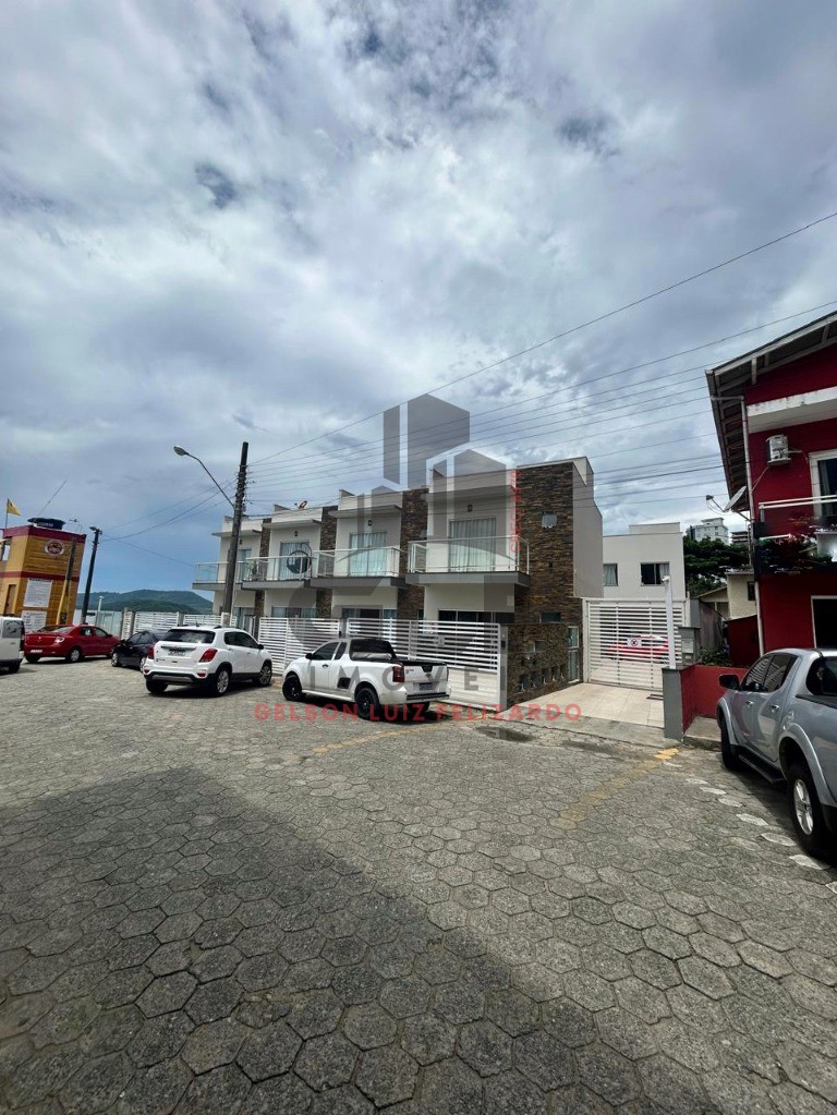 Sobrado Pronto Alto Padrão Frente Mar à venda na cidade de Porto Belo/SC, Casa com 3 dormitórios/ 1 Suíte e 2 Vagas de Garagem. Bem Localizada