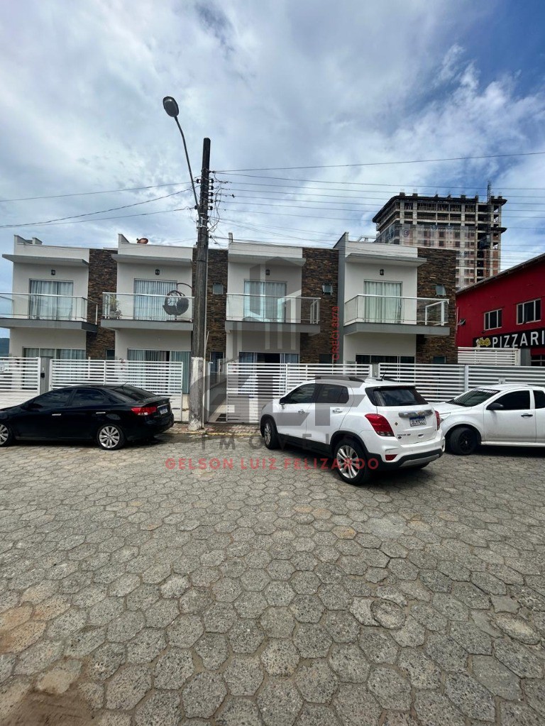 Sobrado Pronto Alto Padrão Frente Mar à venda na cidade de Porto Belo/SC, Casa com 3 dormitórios/ 1 Suíte e 2 Vagas de Garagem. Bem Localizada