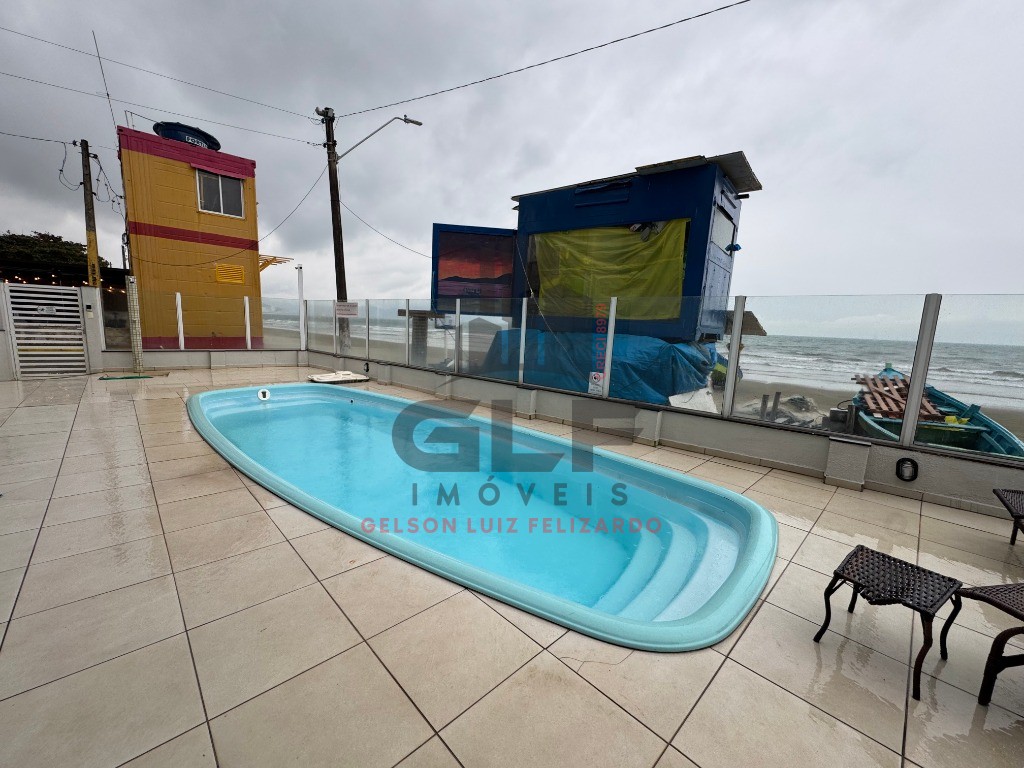 Sobrado Alto Padrão Frente Mar à venda na cidade de Porto Belo/SC, Casa com 3 Suítes e 1 Vaga de Garagem. Bem Localizada