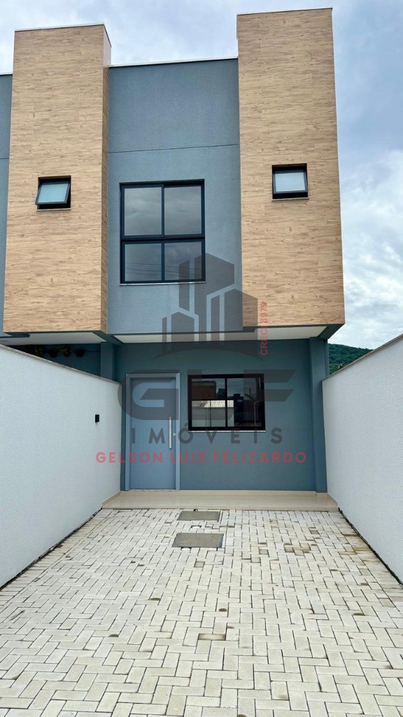 Casa Sobrado Geminado Pronto à venda na cidade de Itapema/SC no bairro Morretes, com 2 Suítes e 2 Vagas de Garagem. Bem Localizado