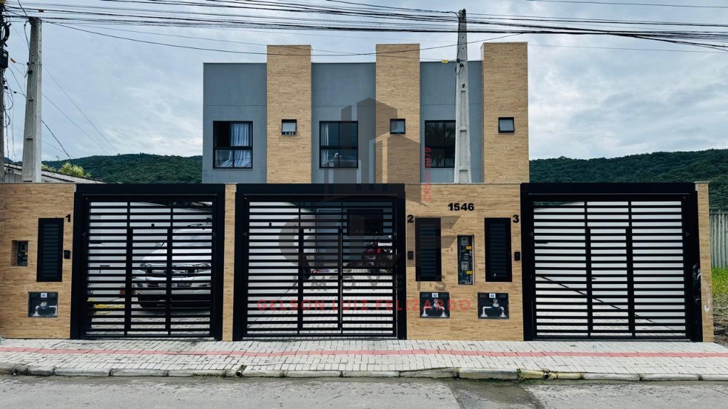 Casa Sobrado Geminado Pronto à venda na cidade de Itapema/SC no bairro Morretes, com 2 Suítes e 2 Vagas de Garagem. Bem Localizado