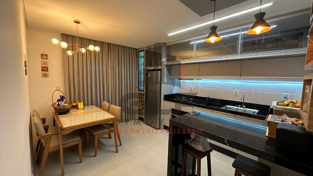 Sobrado Geminado Finamente Mobiliado em Itapema/SC no bairro Morretes, 95m² com 2 Suítes, Área gourmet com Churrasqueira e porcelanato. Ótimo Investi