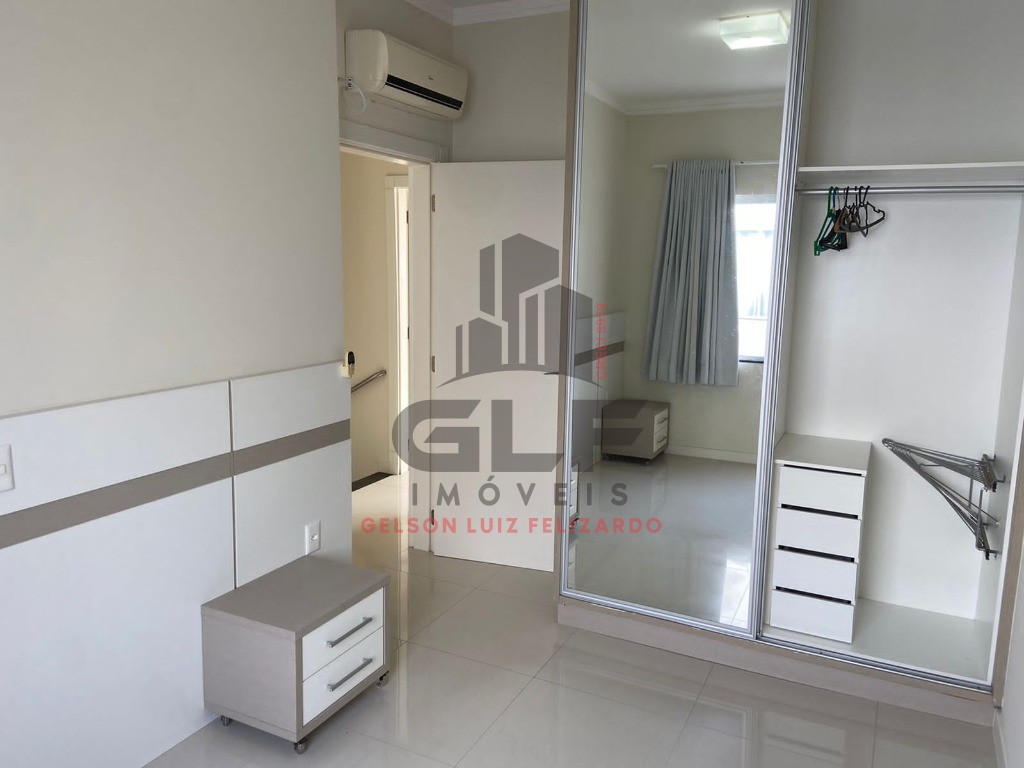 Sobrado Pronto Alto Padrão Frente Mar à venda na cidade de Porto Belo/SC, Casa com 3 dormitórios/ 1 Suíte e 2 Vagas de Garagem. Bem Localizada