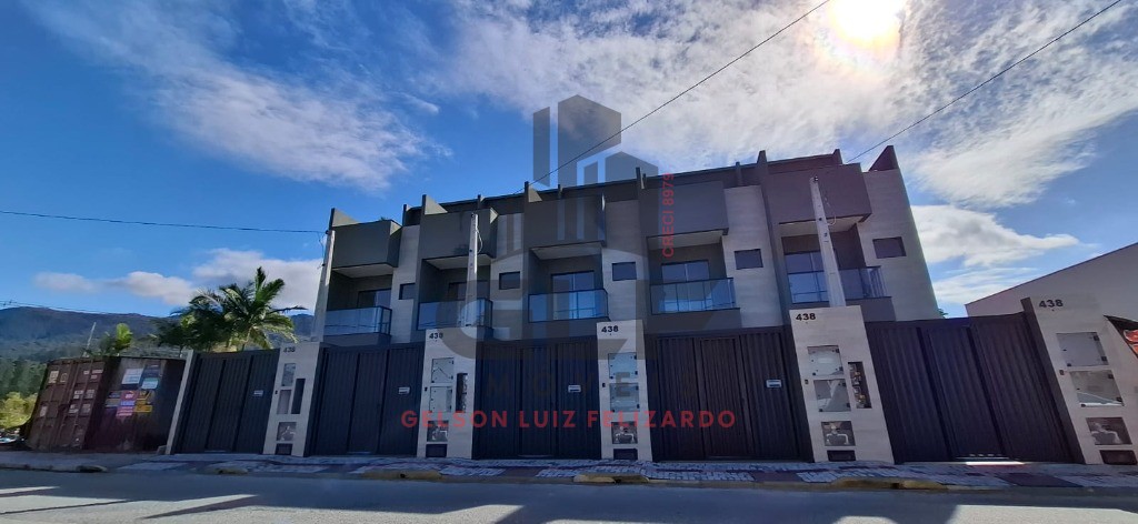 Casa Sobrado Novo em Itapema/SC no Sertão do Trombudo, com 120m², 2 suítes e 1 vaga de garagem. 35m² de terraço