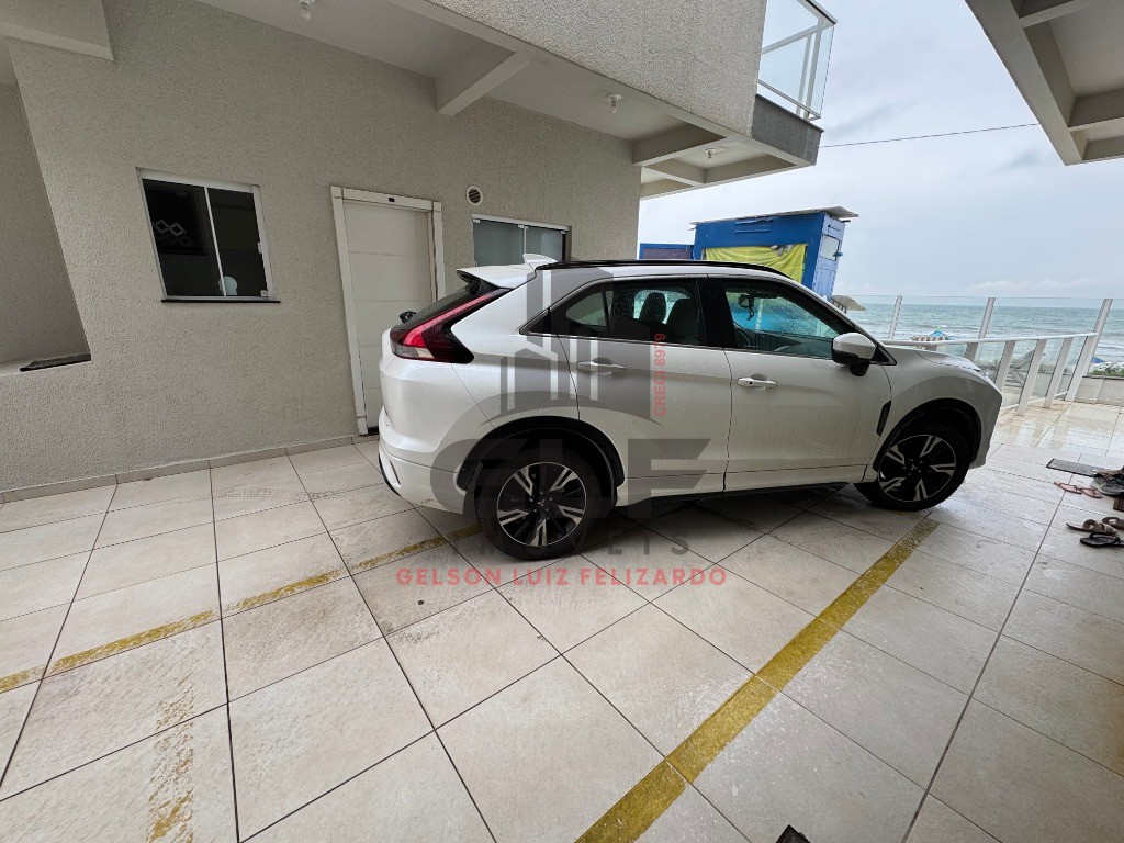 Sobrado Alto Padrão Frente Mar à venda na cidade de Porto Belo/SC, Casa com 3 Suítes e 1 Vaga de Garagem. Bem Localizada