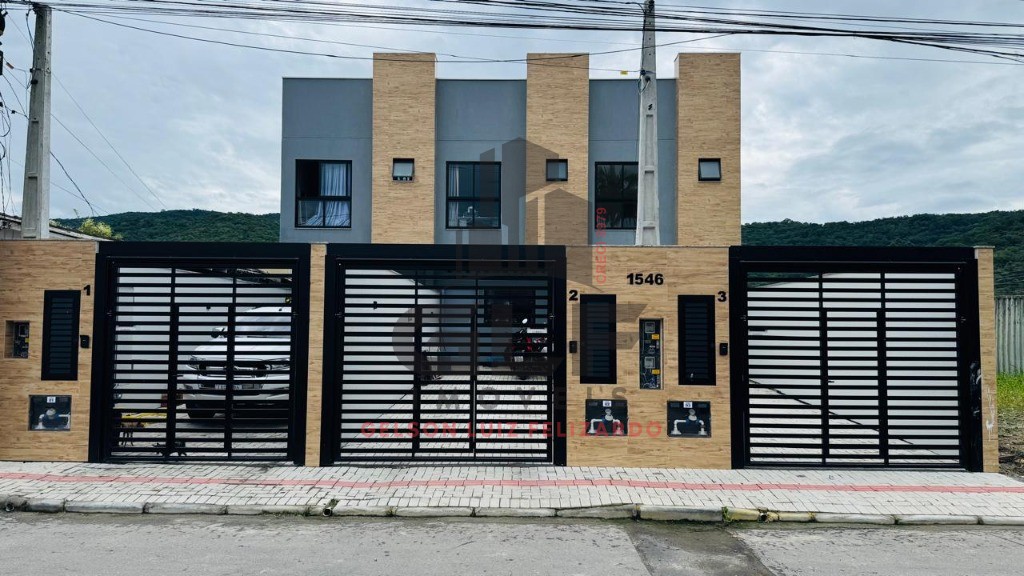 Casa Sobrado Geminado Pronto à venda na cidade de Itapema/SC no bairro Morretes, com 2 Suítes e 2 Vagas de Garagem. Bem Localizado