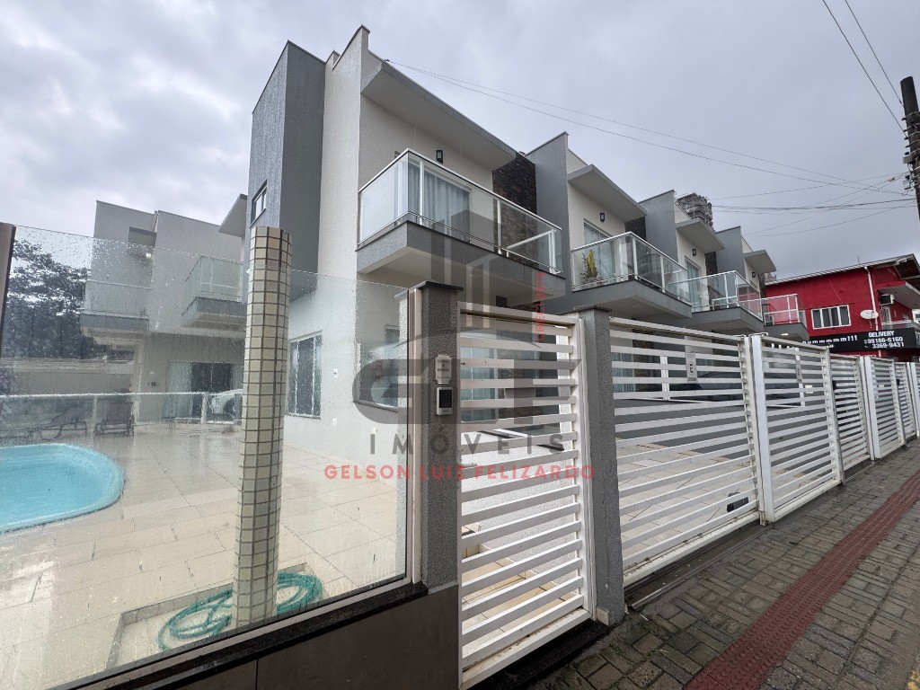 Sobrado Alto Padrão Frente Mar à venda na cidade de Porto Belo/SC, Casa com 3 Suítes e 1 Vaga de Garagem. Bem Localizada