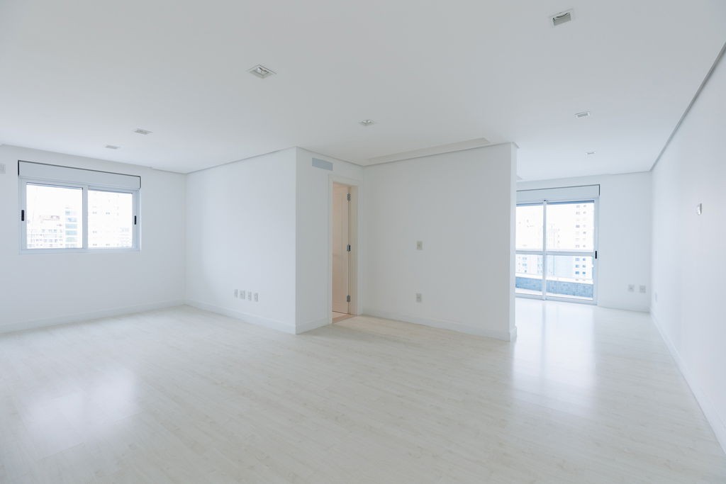 Apto Pronto em Balneário Camboriú, com 252,36m² área privativa sendo, 2 suítes, 2 vagas de garagem