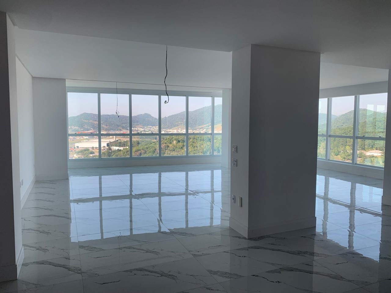 Apto Pronto para morar em Balneário Camboriú, com 182m²área privativa sendo 3 suítes, 3 vagas de garagem, área de lazer completa